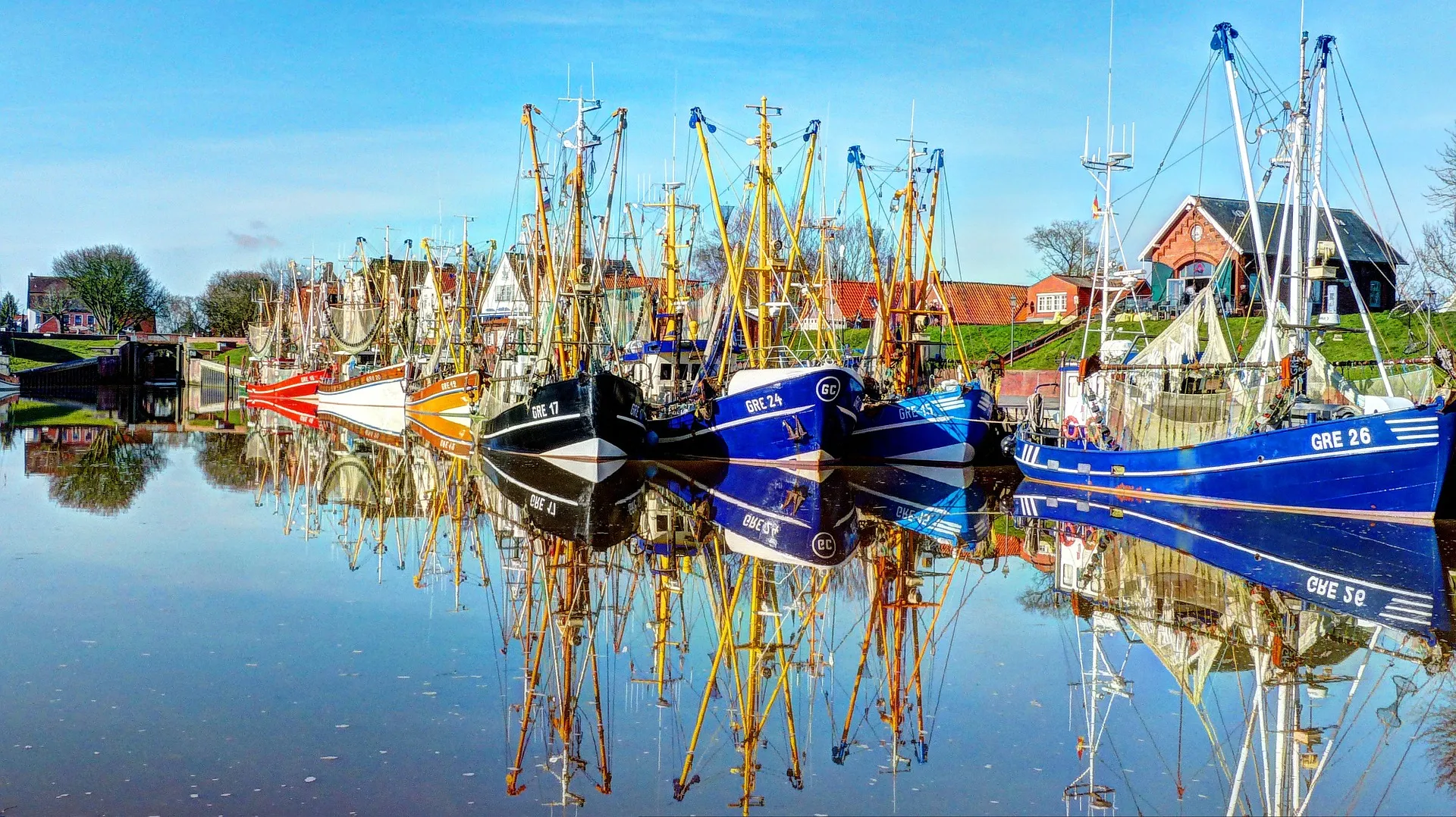Krabbenkutter im Hafen von Greetsiel an der Nordsee