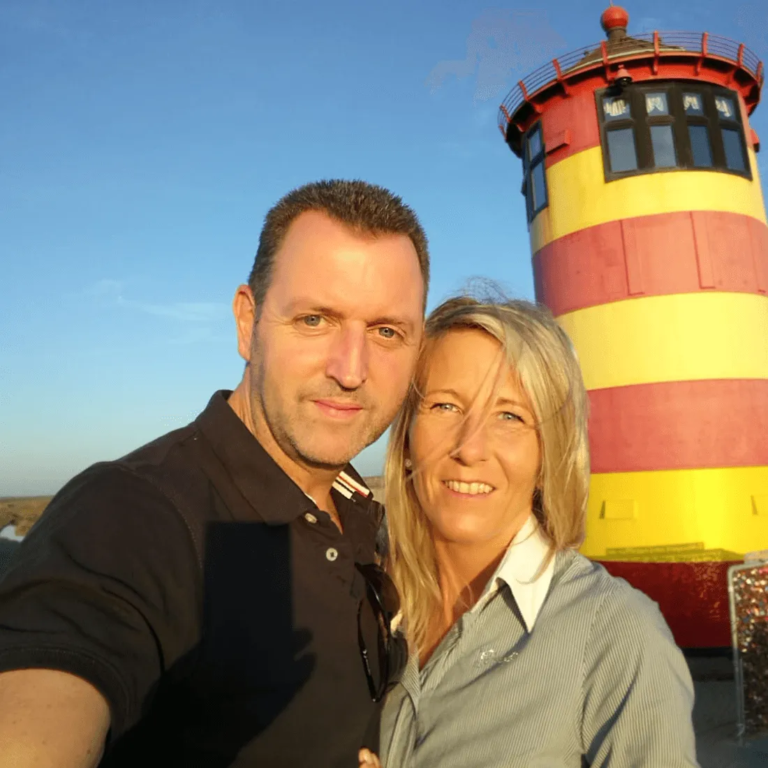 Marion und Reint Köhler vor dem Pilsumer Leuchtturm