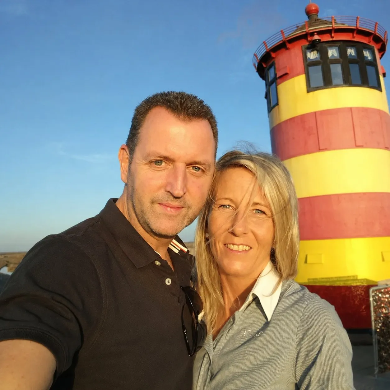 Marion und Reint Köhler vor dem Pilsumer Leuchtturm